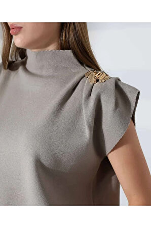 Zarif Omuz Detaylı Dik Yaka Triko Bluz