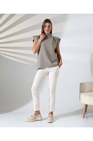 Zarif Omuz Detaylı Dik Yaka Triko Bluz