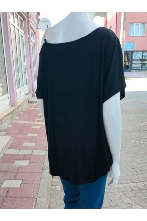 Omzu Açık Pamuklu Tişört