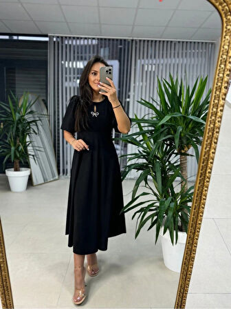 EQURİ Kadın Kısa Kollu Bisiklet Yaka Fiyonk Broşlu Midi Janjan Krep Elbise