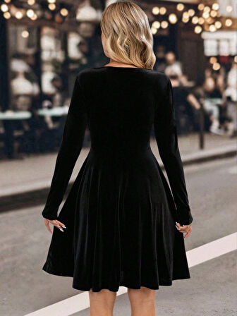 EQURİ Kadın Uzun Kollu Kruvaze Yakalı Toka Detaylı Mini Kadife Elbise