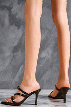 Kadın Siyah Rugan Bantlı Topuklu Terlik Şıklık ve Rahatlığı Bir Araya Getiren Yazlık Ayakkabı