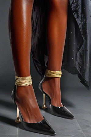 Kadın Heykelsi Tasarım Topuklu Altın Detaylı Topuklu Ayakkabı Sivri Burun Model