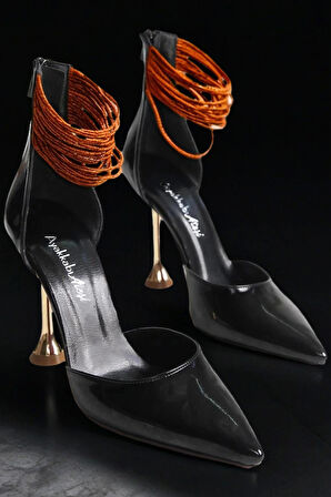 Kadın Heykelsi Tasarım Topuklu Altın Detaylı Topuklu Ayakkabı Sivri Burun Model