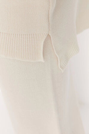 Moda Yüksek Bel Yarım Balıkçı Yaka Düşük Kol Yırtmaç Detay Kazak-Pantolon Triko Takım