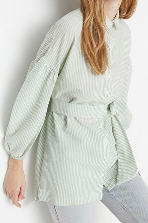 Moda Kadın Tesettür Gömlek Yaka Çizgili Günlük Çizgili Kuşaklı Balon Kol Arkası Uzun Dokuma Gömlek