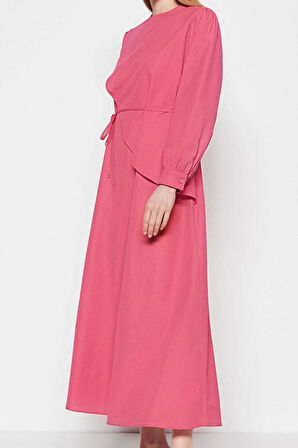 Moda Stil Regular Bisiklet Yaka Maxi Boy Tesettür Kuşaklı Önü Parçalı Pamuklu Dokuma Astarsız Elbise