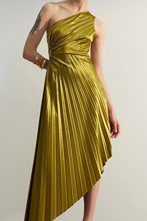Moda Stil Fitted Asimetrik Yaka Midi Boy Asimetrik Pilise Detaylı Örme Saten Abiye Gece Elbise