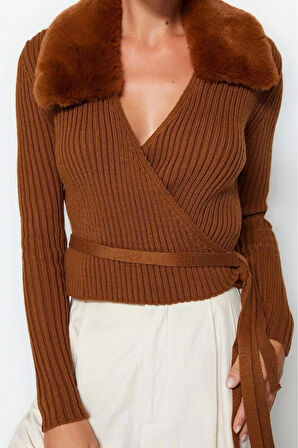 Kadın Regular Standart Kol V Yaka Crop Suni Kürk Detaylı Triko Kazak