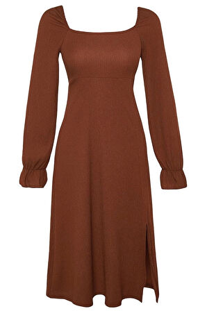 Moda Stil Kloş Kare Yaka Midi Boy Bürümcük Dokulu Yırtmaçlı Örme Elbise