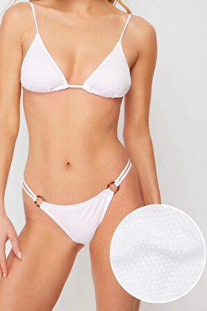 Moda Dokulu Atma Kap Üçgen Yüksek Bel Slip Beyaz Üçgen Aksesuarlı Dokulu Brazilian Bikini Takımı