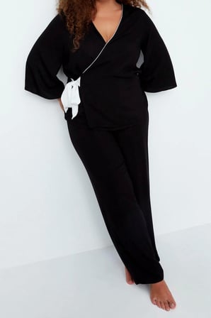 Tarz Rahat Büyük Beden Uzun Kollu Geniş Paça Yaka Bağlamalı Dokuma Pijama Takımı