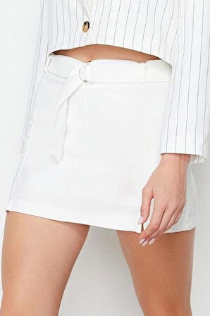 Moda Dokuma Yüksek Bel Dar Paça Şık Bej Yırtmaç Detaylı Kemerli Mini Boy Dokuma Şort