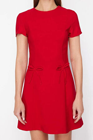 Moda Stil Regular Bisiklet Yaka Mini Boy Eteği Belden Açılan Fiyonk Detaylı Dokuma Elbise