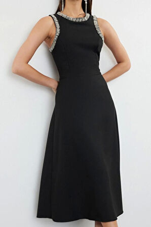 Moda Stil Fitted Halter Yaka Midi Boy A-Kesim Taş Aksesuarlı Dokuma Elbise