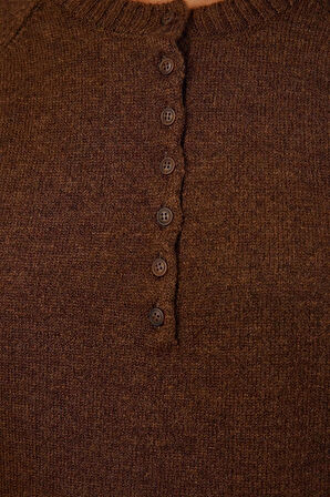 Stil Modern Kadın Regular Standart Kol Bisiklet Yaka Yumuşak Dokulu Düğme Detaylı Triko Kazak