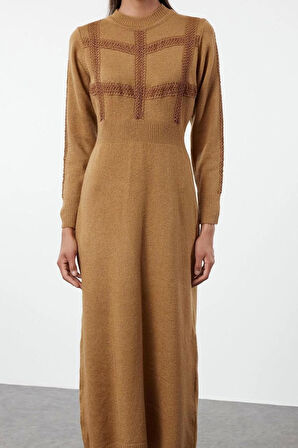 Moda Stil Fitted Dik Yaka Maxi Boy Tesettür Dantel Detalı Yumuşak Dokulu Triko Elbise