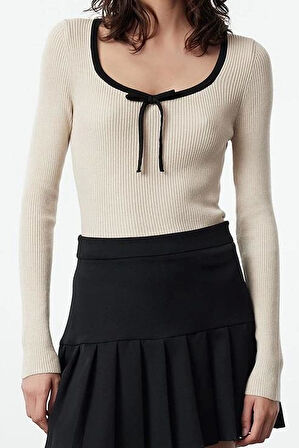 Stil Modern Kadın Regular Standart Kol Havuz Yaka Özel İplik Kurdeleli Detaylı Triko Kazak