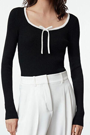 Stil Modern Kadın Regular Standart Kol Havuz Yaka Özel İplik Kurdeleli Detaylı Triko Kazak