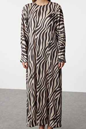 Moda Stil Regular Bisiklet Yaka Maxi Boy Tesettür Krinkle Örme Zebra Desenli Elbise
