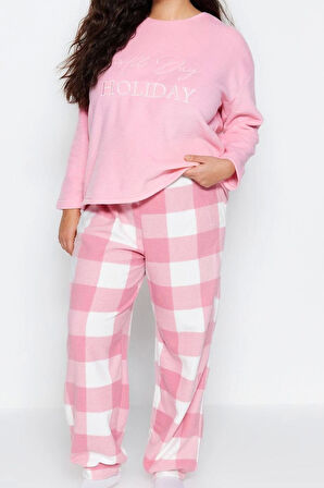 Tarz Rahat Büyük Beden Uzun Kollu Dar Paça Nakış Detaylı Ekose Kareli Polar Örme Pijama Takımı