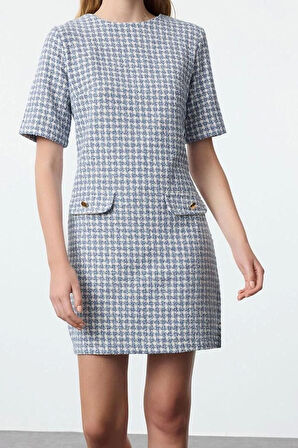 Moda Stil Regular Bisiklet Yaka Mini Boy Kazayağı Düz Kesim Düğme Detaylı Tüvit Dokuma Elbise