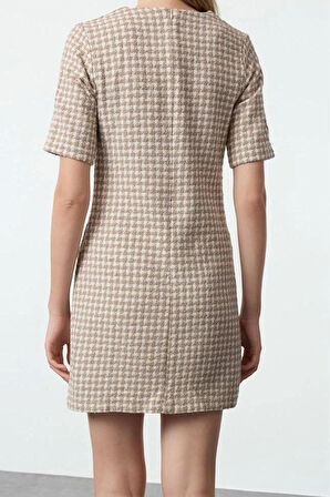 Moda Stil Regular Bisiklet Yaka Mini Boy Kazayağı Düz Kesim Düğme Detaylı Tüvit Dokuma Elbise