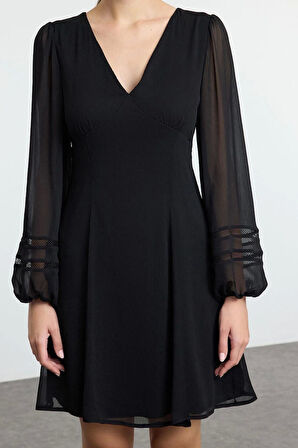 Moda Stil Regular V Yaka Mini Boy A Kesim Aksesuar Detaylı Şifon Astarlı Dokuma Elbise