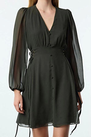 Moda Stil Regular V Yaka Mini Boy Kuşgözü Detaylı Düğmeli Astarlı Şifon Dokuma Elbise