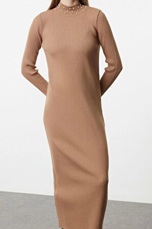 Moda Stil Fitted Dik Yaka Uzun Tesettür İnci Taş Aksesuarlı Triko Elbise