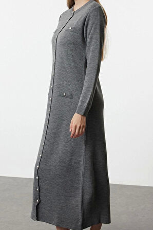 Moda Stil Fitted Bisiklet Yaka Maxi Boy Tesettür Triko Düğmeli Elbise