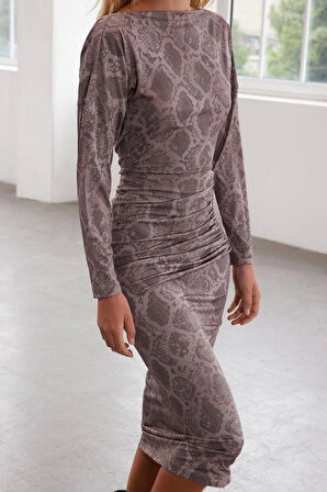 Moda Stil Slim Kayık Yaka Midi Boy Limited Edition Baskılı Drapeli Vücuda Oturan Esnek Örme Elbise