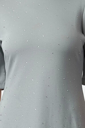 Moda Stil Slim Bisiklet Yaka Mini Boy Taş Detaylı Skater Belden Açılan Kısa Kollu Örme Kalem Elbise
