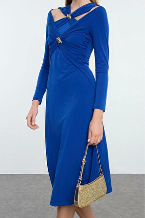 Moda Stil Fitted Asimetrik Yaka Midi Boy Aksesuar Detaylı Örme Şık Abiye Elbise