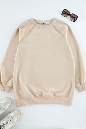 Tesettür Tarz Relaxed Bisiklet Yaka Reglan Kol Uzun Aksesuar Detaylı Sweatshirt