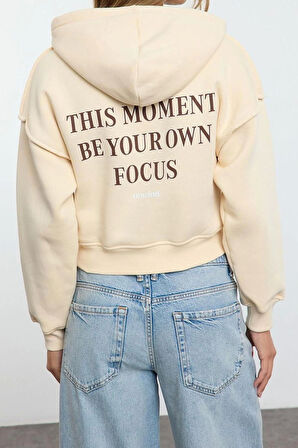 Oversize Kapüşonlu Düşük Kol Crop Slogan Baskılı Geniş Kalıp Kalın Polarlı Örme Sweatshirt