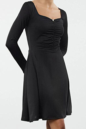 Moda Stil Relaxed Kalp Yaka Mini Boy Astarlı Skater Çiçek Detaylı Büzgü Drapeli Esnek Örme Elbise