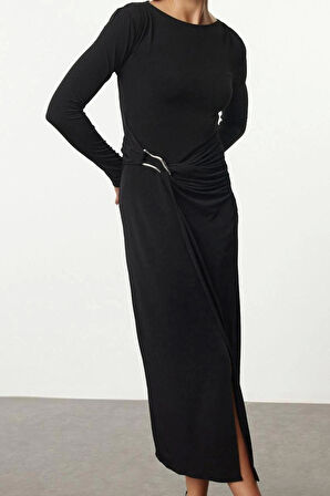 Moda Stil Slim Kayık Yaka Maxi Boy Zümrtü Yeşili Aksesuar Detaylı Vücuda Otura Örme Elbise