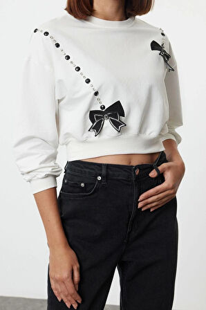 Tarz Regular Bisiklet Yaka Standart Kol Standart Fiyonk ve Taş Baskılı Crop Örme Sweatshirt