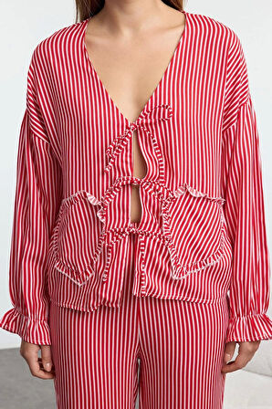 Tarz Rahat Uzun Kollu Geniş Paça Kırmızı Çizgili Kurdele Fiyonk Bağlama Detaylı Pijama Takımı