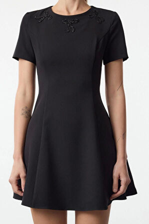 Moda Regular Bisiklet Yaka Mini Boy Eteği Belden Açılan Fiyonklu Taş Aksesuar Detaylı Dokuma Elbise