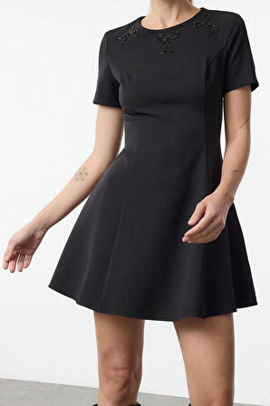 Moda Regular Bisiklet Yaka Mini Boy Eteği Belden Açılan Fiyonklu Taş Aksesuar Detaylı Dokuma Elbise