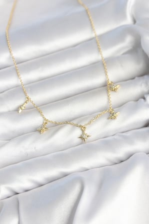 Pirinç Gold Renk Sıralı Minimal Kutup Yıldızı Model Kadın Kolye 5886