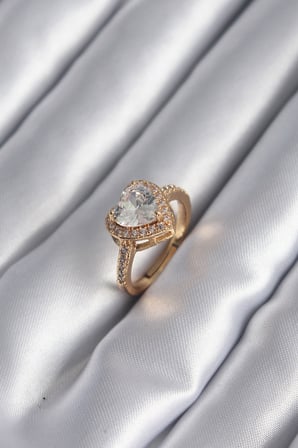 Pirinç Gold Renk Zirkon Taşlı Kalp Charm Model Kadın Yüzük 5886