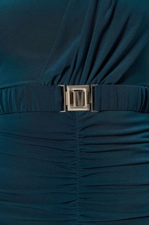 Kolsuz Dik Yaka Siyah Kemerli Fitted Vücuda Oturan Kolsuz Drape Detaylı Midi Esnek Örme Kalem Elbise