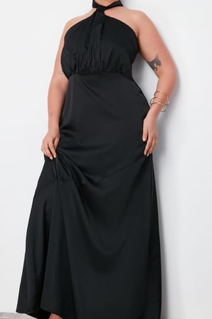 Moda Relaxed Boyundan Bağlamalı Maxi Boy Büyük Beden Halter Yaka Saten Uzun Boy Büyük Beden Elbise