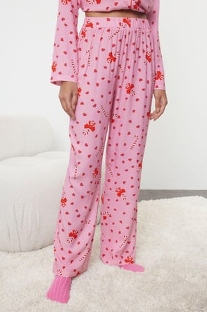 Tarz Rahat Uzun Kollu Geniş Paça Kalpli Yılbaşı Temalı Biyeli Viskon Dokuma Pijama Takımı