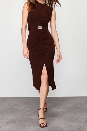Kolsuz Dik Yaka Siyah Kemerli Fitted Vücuda Oturan Kolsuz Drape Detaylı Midi Esnek Örme Kalem Elbise