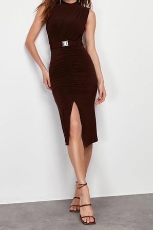 Kolsuz Dik Yaka Siyah Kemerli Fitted Vücuda Oturan Kolsuz Drape Detaylı Midi Esnek Örme Kalem Elbise