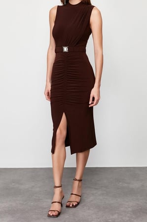 Kolsuz Dik Yaka Siyah Kemerli Fitted Vücuda Oturan Kolsuz Drape Detaylı Midi Esnek Örme Kalem Elbise